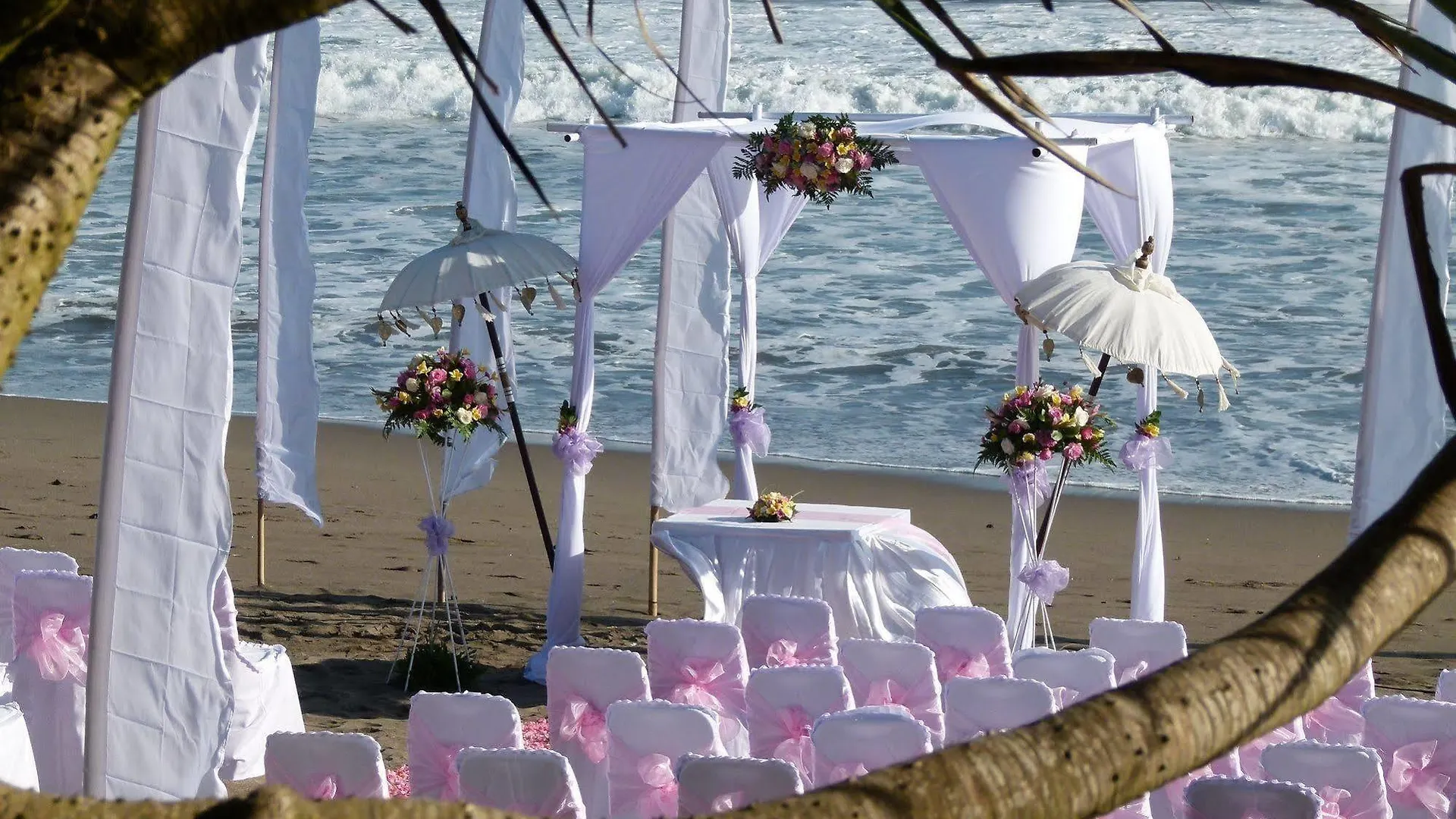 Legong Keraton Beach Hotel Canggu  3*, Canggu (Bali)